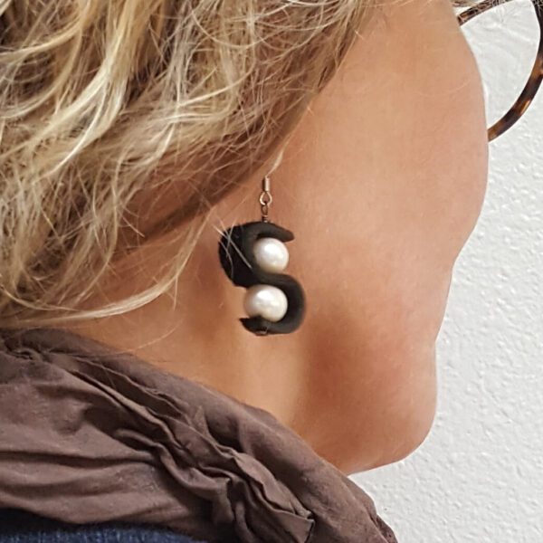 Black leather earrings with pearls